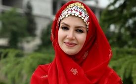 قابی از خاله شادونه «ملیکا زارعی» با عکسی از حرم امام علی (ع)