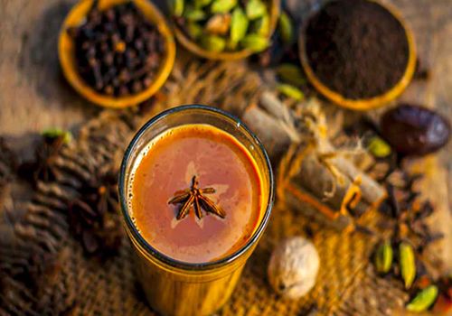 همه چیز درباره چای ماسالا: با فواید و مضرات، نکات کلیدی و طرز تهیه محبوب‌ترین نوشیدنی هند آشنا شوید!