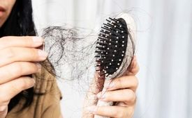 استرس و ریزش مو: آیا اضطراب می‌تواند موهای شما را از بین ببرد؟