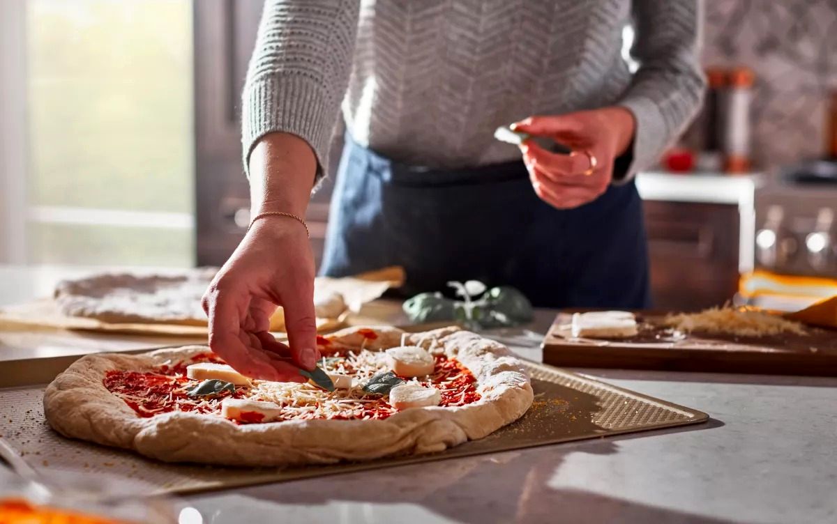 شام امشب با من: اصیل، آسان و سریع! دستور تهیه این خمیر پیتزای ایتالیایی رو یه جا ذخیره کن