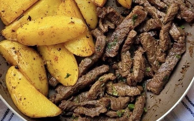 ناهار امروز: طرز تهیه یک غذای لذیذ و ساده؛ استیک با سیب زمینی سرخ شده