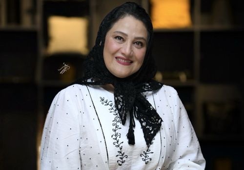 حضور شبنم مقدمی با گل‌های رز در اولین جشن «نگاه»!