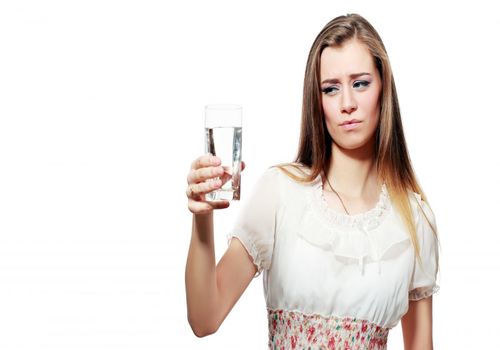 بوی بد لیوان شیشه ای؛ دلایل و راه حل ها