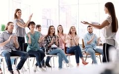 از لرزش صدا تا تسلط بر صحنه: رازهای غلبه بر ترس از صحبت در جمع (Glossophobia)