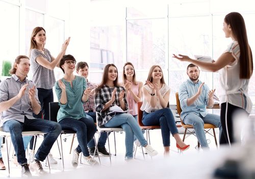 از لرزش صدا تا تسلط بر صحنه: رازهای غلبه بر ترس از صحبت در جمع (Glossophobia)