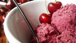 عصرونه امروز: طعم دلپذیر تابستان؛ طرز تهیه بستنی آلبالوی خانگی بدون نیاز به دستگاه