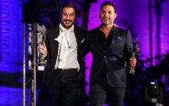 دیدار صمیمانه نوید محمدزاده و پیمان معادی در حاشیه اجرای «سی‌صد» در آمریکا