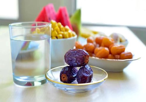 تغذیه در ماه رمضان: راهنمای کامل برای اینکه هم سالم بمونیم هم گرسنه و تشنه نشیم!