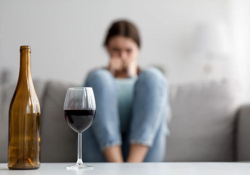 پاسخ قطعی به یک باور قدیمی: نوشیدن الکل به میزان کم برای زنان مفید است؟!
