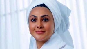 ژست و استایل هنری آزاده صمدی در یک گالری هنری!