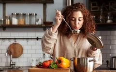 رازهای آشپزی سالم: چگونه بدون روغن و نمک، غذاهای خوشمزه بپزیم؟!