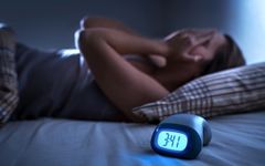 دلایل و درمان بی‌خوابی شبانه در زنان