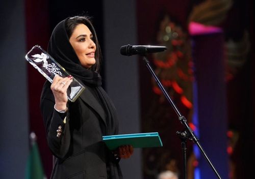 سیمرغ بر دوش، استایل بر تن؛ درخشش لیندا کیانی در اختتامیه جشنواره فجر!