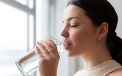 گرمای تابستان و سلامتی شما: راهنمای طب سنتی برای نوشیدن آب
