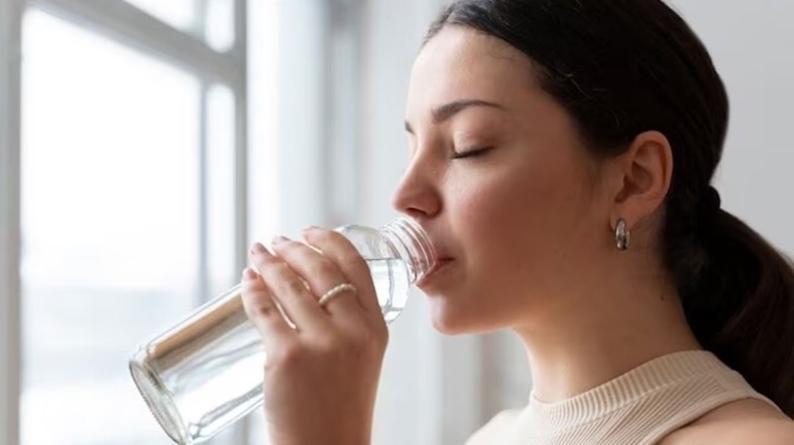 گرمای تابستان و سلامتی شما: راهنمای طب سنتی برای نوشیدن آب