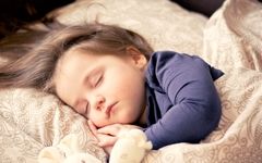 با همین روش‌های ساده، به فرزندتان کمک کنید تا شبی آرام و بدون استرس را تجربه کند!