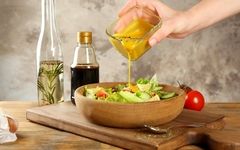 روی سالاد چی بریزیم؟! راهنمای کامل چاشنی‌های مفید و خوشمزه