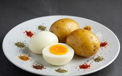 شام امشب با من: شام ساده و ارزان؛ لذتی بی‌نظیر با سیب زمینی و تخم مرغ متفاوت!