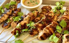 شام امشب با من: جوجه کباب با سس بادام زمینی؛ یک دستور پخت جدید برای طعم‌های تازه