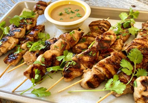 شام امشب با من: جوجه کباب با سس بادام زمینی؛ یک دستور پخت جدید برای طعم‌های تازه