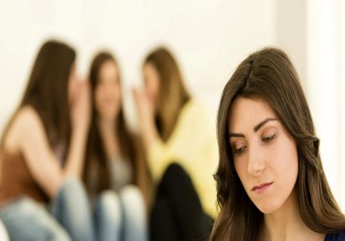 نشانه‌های خیانت دوستان: آیا پشت سرت حرف می‌زنند؟