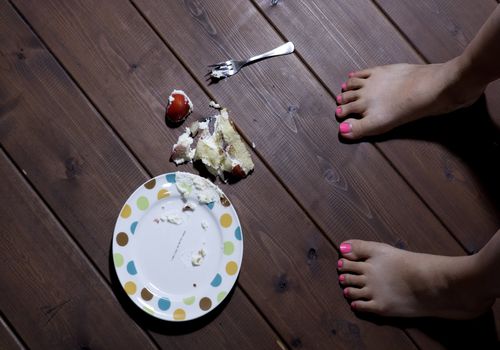 خوراکی افتاده روی زمین تا چند ثانیه تمیز است؟ قانون پنج ثانیه دروغ محض ؟!