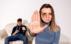 راهکارهای مقابله با خشونت خانگی: چگونه می‌توانیم به پایان این کابوس برسیم؟
