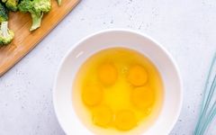 صبحانه‌ای متفاوت و مقوی با تخم‌مرغ و کلم بروکلی!
