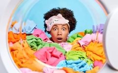 7 اشتباه رایج در شستن لباس‌های رنگی و راه حل جلوگیری از آن‌ها