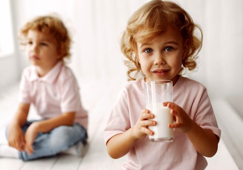 دانستنی‌های ضروری درباره شیر و نقش شگفت‌انگیز آن در رشد و سلامت مغز کودکان
