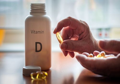 علائم مسمومیت با ویتامین D: کمبود این ویتامین خطرناک‌تره یا مصرف بیش از حدش؟! 