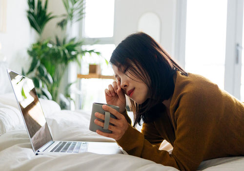 چرا با وجود ۷ ساعت خواب، همچنان خسته هستید؟