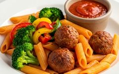 شام امشب با من: پاستای تند و آتشین با کوفته؛ یک غذای خانوادگی با دو روش تهیه کوفته!