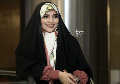 ثبت یک لحظه خانوادگی در جوار شاعر نامی؛ مژده لواسانی در آرامگاه سعدی!