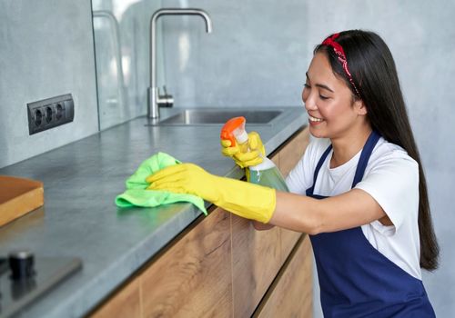 ترفندهای خانه تکانی: رازهای پاک کردن انواع لکه از روی سطوح آشپزخانه