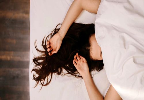خوابیدن با موهای خیس ضرر دارد؟ پاسخ به یک ادعای رایج