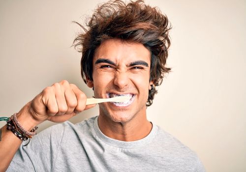 دندان‌هاتان را چه زمانی مسواک نزنید؟