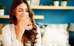 هشدار متخصص خواب: بالاخره نوشیدن آب قبل از خواب برای سلامتی مفیده یا مضر!