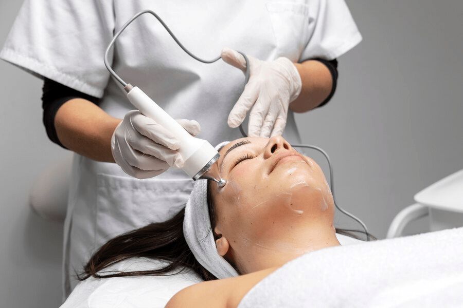 تفاوت فیشیال با پاکسازی پوست در چیست؟ کدام را انتخاب کنیم؟