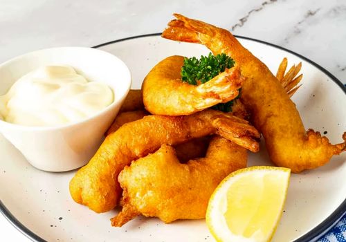 طرز تهیه‌ی میگوی پفکی ترد و خوشمزه مثل رستوران‌ها!
