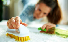 چگونه لکه‌های سرسخت فرش را بدون نیاز به قالیشویی از بین ببریم؟