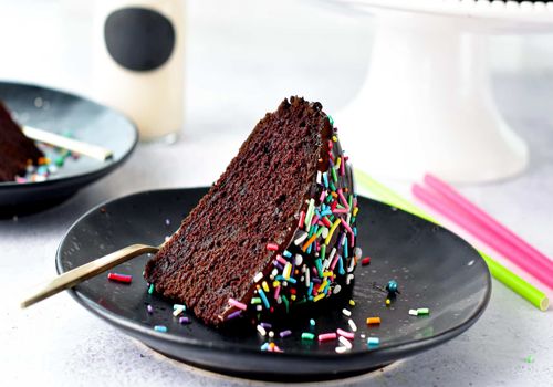 عصرونه امروز: کیک خیس شکلاتی مثل قنادی‌ها اما بدون نیاز به فر!