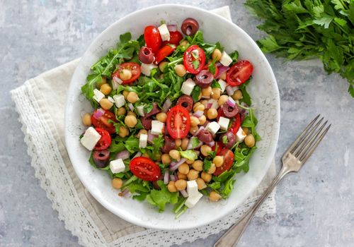 سالاد مدیترانه‌ای: یک وعده غذایی سالم و خوشمزه برای روزهای