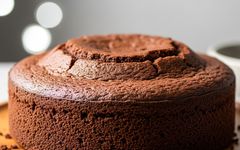 عصرونه امروز: پخت کیک شکلاتی عالی با دو تخم مرغ و شیر!