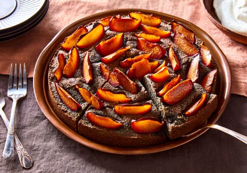 عصرونه امروز: طرز تهیه کیک آلو سیاه؛ دسر متفاوت و خوشمزه برای مهمانی‌ها