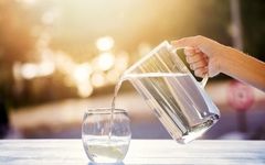 حقایق و باورهای غلط درباره نوشیدن آب