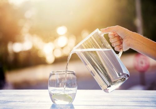 حقایق و باورهای غلط درباره نوشیدن آب