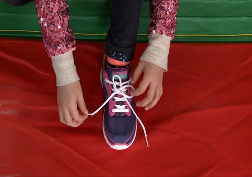 ویدیو: ببینید این دختر 7 ساله، چقدر قشنگ نحوه بستن بند کفش رو به بچه‌ها آموزش میده