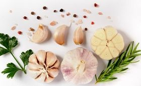 سیر ناشتا: آیا واقعاً یک داروی طبیعی معجزه‌گر است؟!
