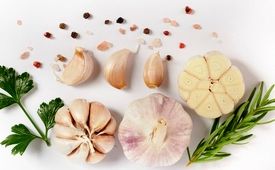 سیر ناشتا: آیا واقعاً یک داروی طبیعی معجزه‌گر است؟!